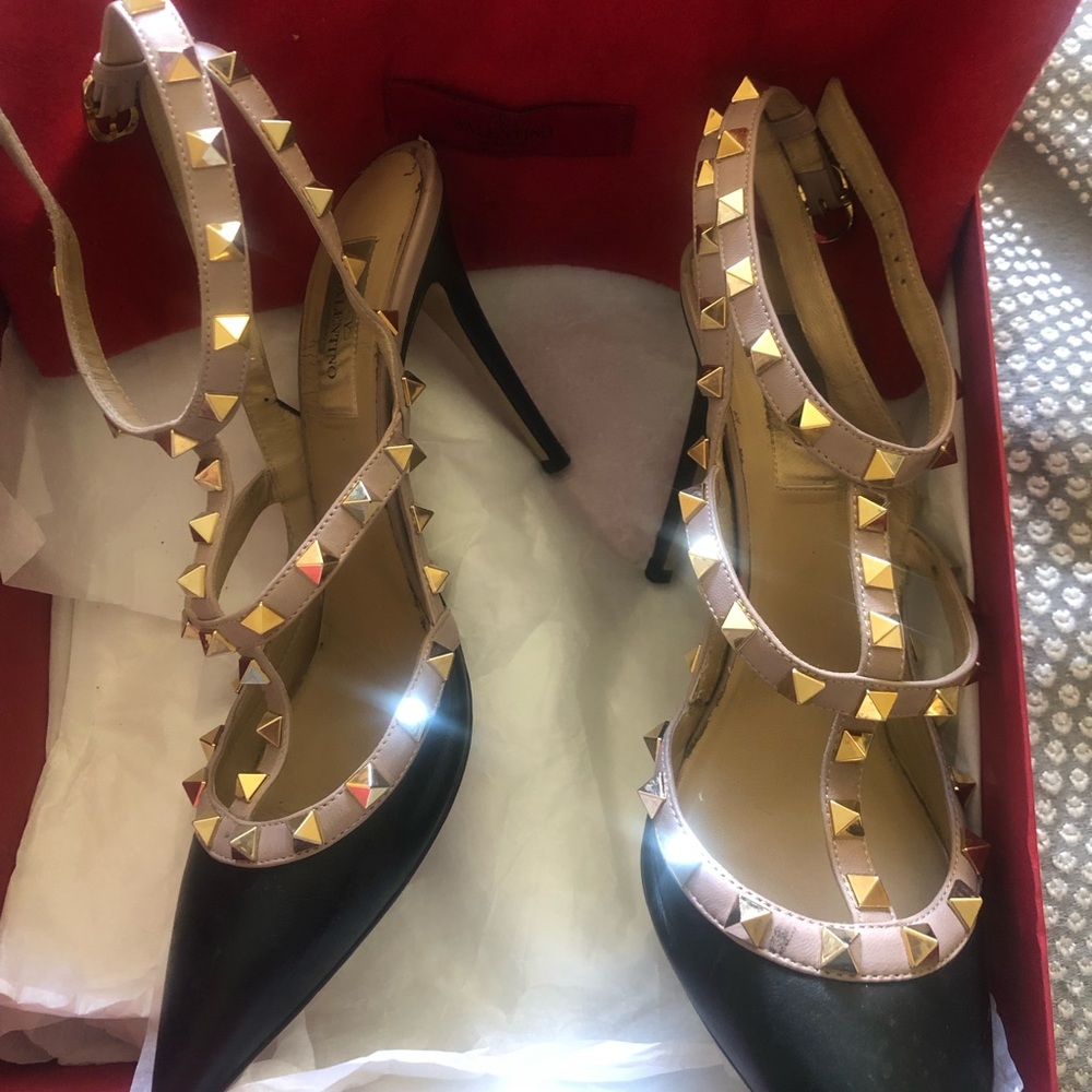 Authentic Valentino studded heels 👠